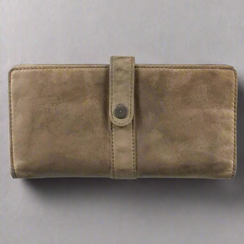 MET Women's Snap Tab Leather Wallet